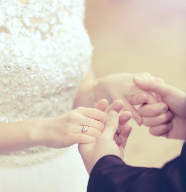 Gelin ve damat el ele tutuşuyorlar.