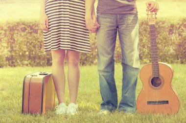 Bavul ve gitar ile genç Çift