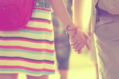 Mutlu çift el ele tutuşuyor.