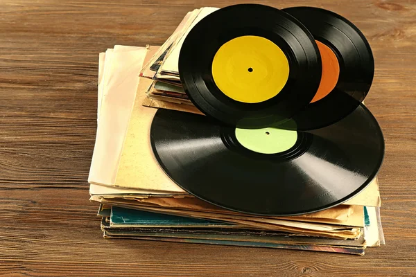 오래 된 비닐 레코드 더미 — 스톡 사진