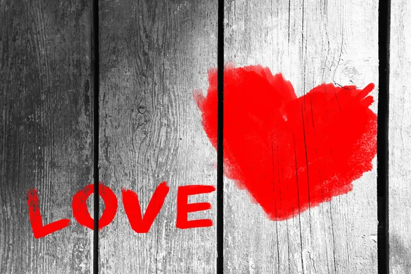 Coração vermelho pintado na parede de madeira velha — Fotografia de Stock
