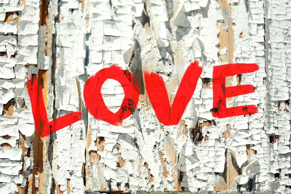 Wort "Liebe" an Holzwand gemalt — Stockfoto