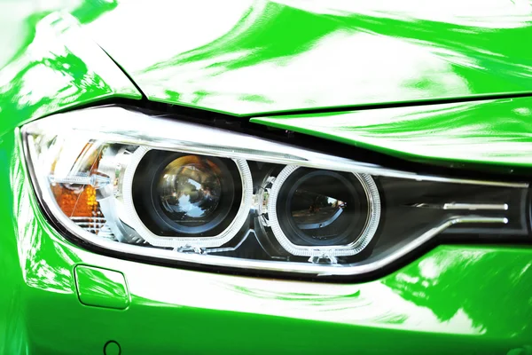 Zöld autó fényszórói — Stock Fotó