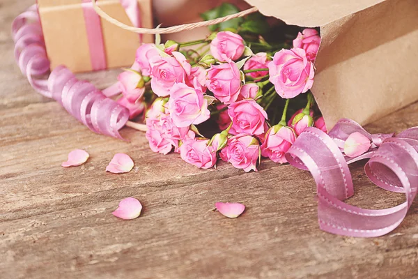 Komposition mit frischen Blumen — Stockfoto