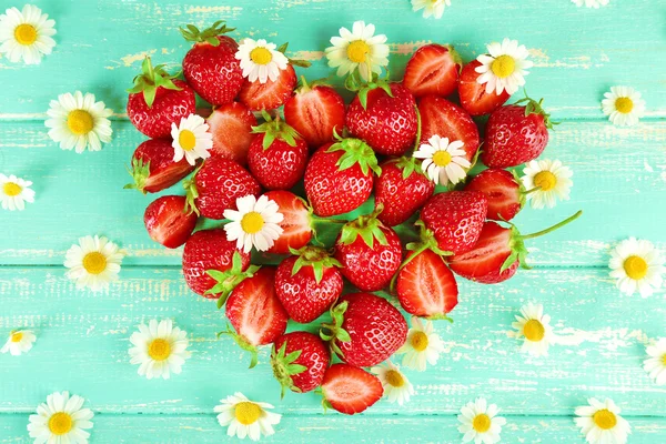 심장의 모양에 카모마일과 딸기 — 스톡 사진