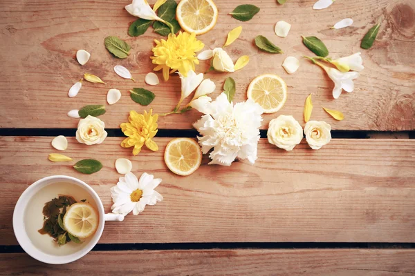 Kopp te med vackra blommor — Stockfoto