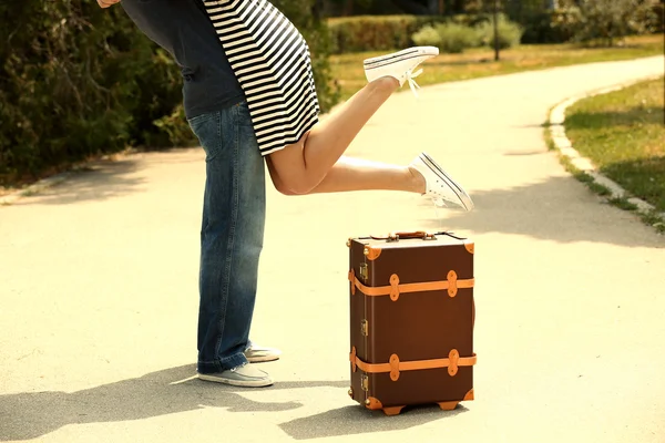 Jeune couple avec valise vintage — Photo