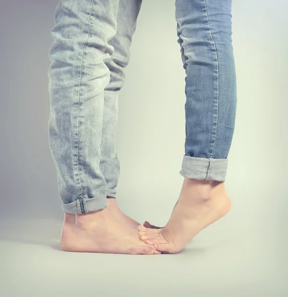 Žena stojící na přítele nohy — Stock fotografie