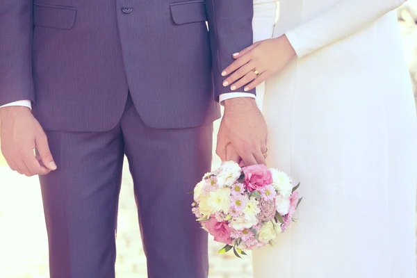 Mariée et marié tenant bouquet — Photo