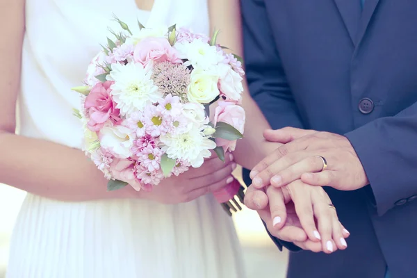 Sposa e sposo tenendo bouquet — Foto Stock