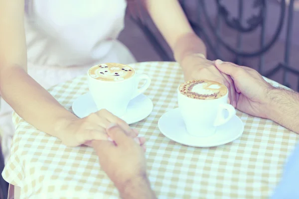 Coppia amorevole che si tiene per mano — Foto Stock