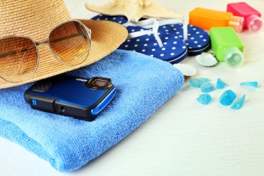 Ahşap masa üzerinde yaz aksesuarları