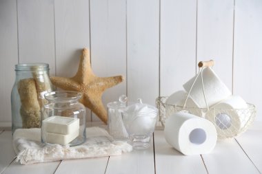 Beyaz duvar banyo aksesuarları