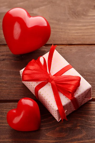 Hediye kutusu ve dekoratif kalp — Stok fotoğraf