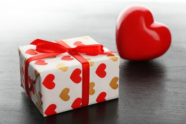Geschenkbox und dekoratives Herz — Stockfoto