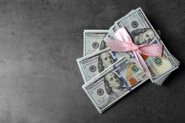 Dolar ve renkli yay