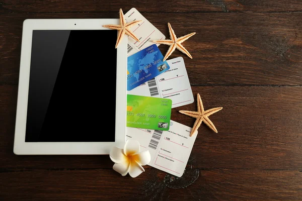 Tablet mit Kreditkarten und Tickets — Stockfoto