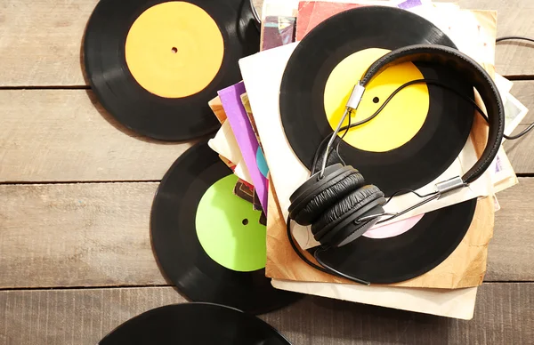 Disques vinyles et écouteurs sur table — Photo