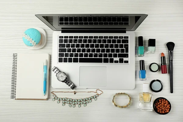 Laptop met vrouw accessoires — Stockfoto