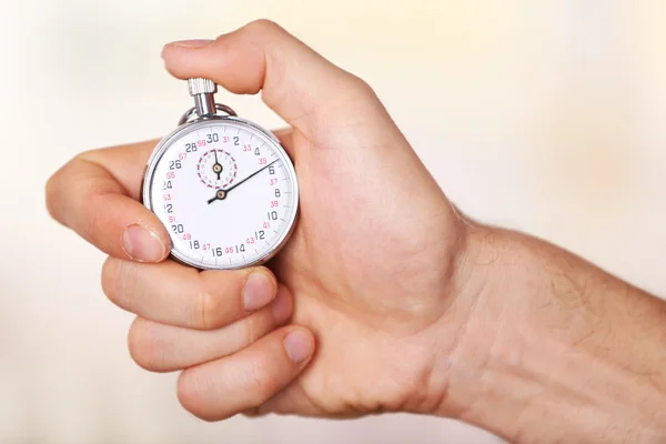 Man houdt de stopwatch in de hand — Stockfoto