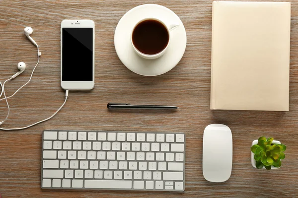 Lugar de trabajo con teléfono móvil y papelería — Foto de Stock