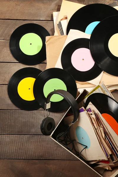 Vinylskivor och hörlurar på tabell — Stockfoto
