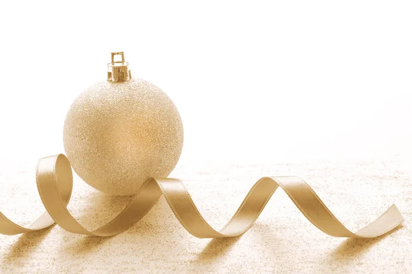 Різдвяний м'яч зі стрічкою — стокове фото