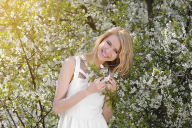 kadın çiçek açan ağaç arka plan üzerinde