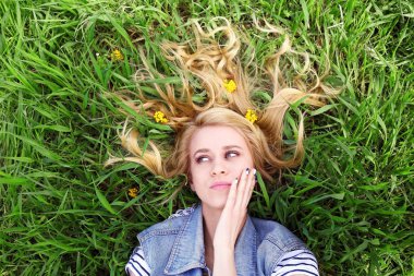 Sarı çiçekli güzel kadın.