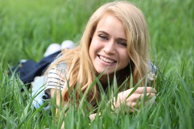 Blowball olan güzel kadın