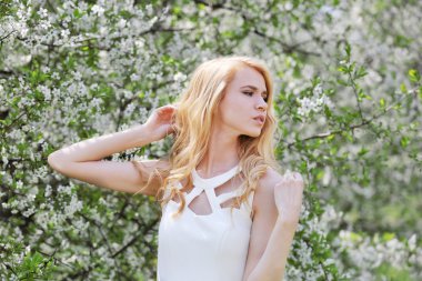 kadın çiçek açan ağaç arka plan üzerinde