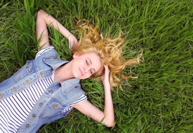 Yeşil çimenlerin üzerinde güzel kadın