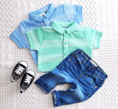 arka plan üzerinde bebek giysileri