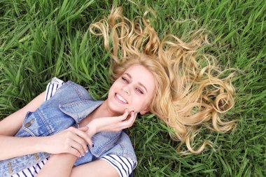 Yeşil çimenlerin üzerinde güzel kadın