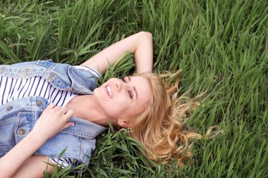 Yeşil çimenlerin üzerinde güzel kadın