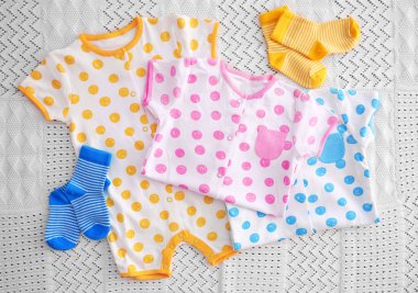 arka plan üzerinde bebek giysileri