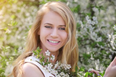 kadın çiçek açan ağaç arka plan üzerinde