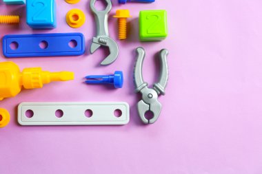 Pembe üzerinde çocuk oyuncakları  