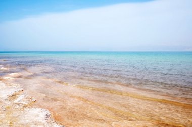 Ölü Deniz ve mavi gökyüzü 