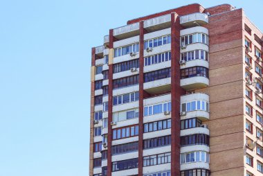 Parlak gün modern bina