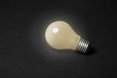 Elektrikli ampul arka plan üzerinde