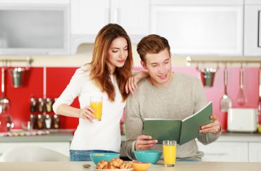 Çift kahvaltı yapıyor.