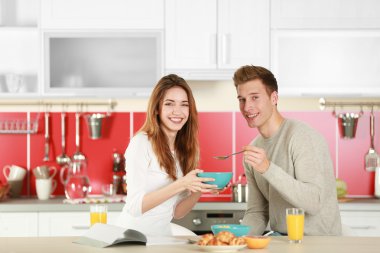 Çift kahvaltı yapıyor.