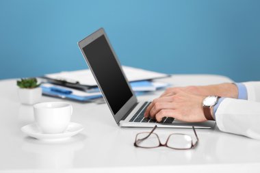 bir bilgisayarda çalışan doktor 