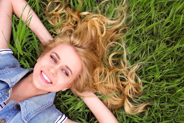 Beautiful woman on green grass — Stock Photo, Image