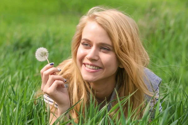 Blowball olan güzel kadın — Stok fotoğraf