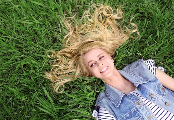 緑の芝生の上で美しい女性 — ストック写真
