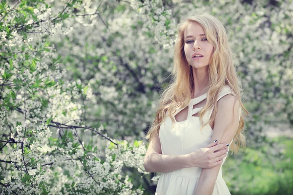 kadın çiçek açan ağaç arka plan üzerinde