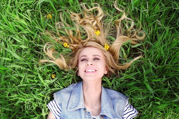 Mulher bonita com flores amarelas — Fotografia de Stock