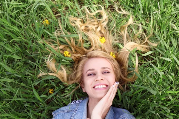 Beautiful woman with yellow flowers — Stock Photo, Image